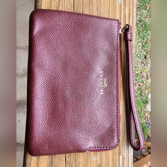 Coach Metallic Cherry Leather wristlet New without tags - Picture 16 of 16